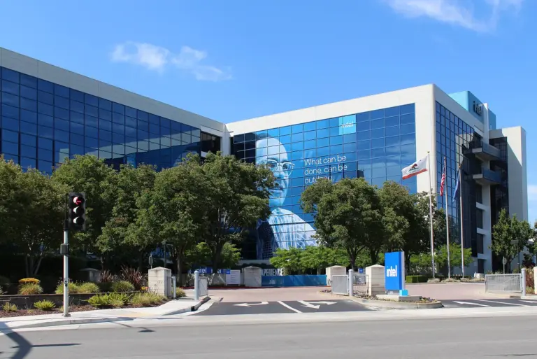 Intel (INTC) stock prediction: $135 bull case vs $48 bear…